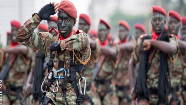 Des soldats bÃ©ninois au cours d'un dÃ©filÃ© militaire Ã  Cotonou