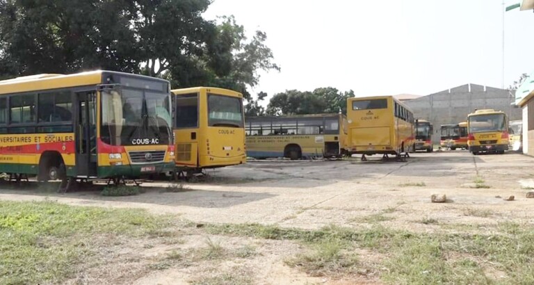 Des bus du transport Ã©tudiant en stationnement