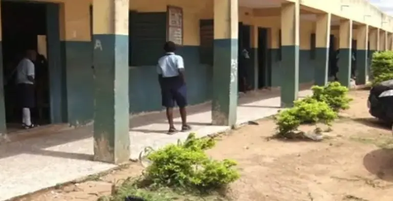 Un tribunal du Nigéria condamne une mère à  balayer l’école de son fils, tous les jours, pendant 6 mois …