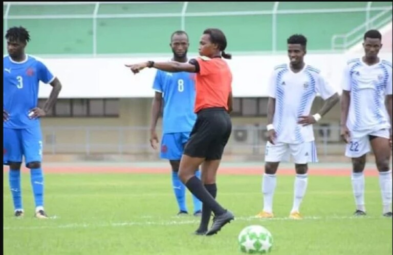 L'arbitre internationale togolaise Vicentia AmedomÃ¨ lors d'un match de football