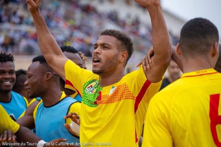 L'attaquant bÃ©ninois Steve MouniÃ© cÃ©lÃ¨bre la victoire de son Ã©quipe