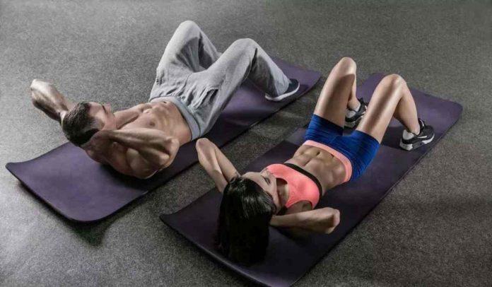 Un couple en train de faire du sport