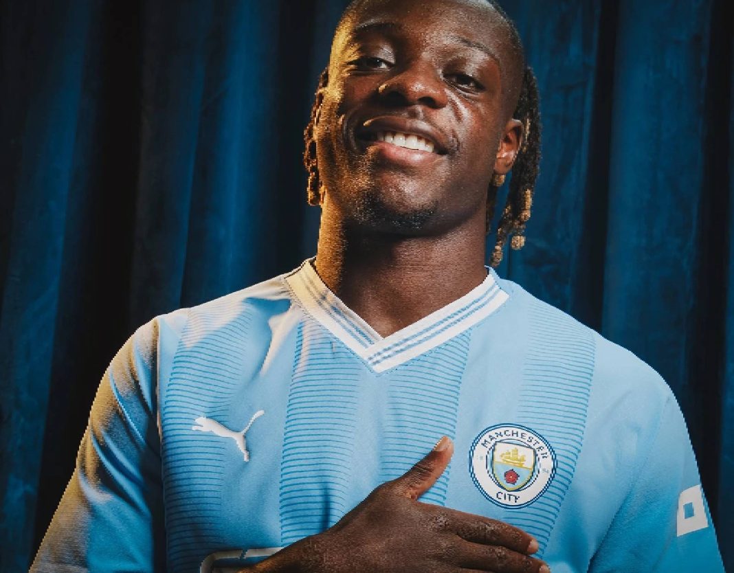 Jeremy Doku sous le maillot de Manchester City