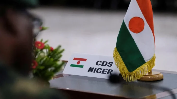 Un badge du chef d'Ã©tat-major de la dÃ©fense du Niger lors de la rÃ©union de la CEDEAO Ã  Accra, au Ghana, 17 aoÃ»t 2023. REUTERS - FRANCIS KOKOROKO