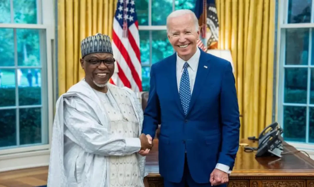 Mamadou Kiari Liman-Tinguiri, ex-ambassadeur du Niger aux Etats-Unis et le PrÃ©sident amÃ©ricain Joe Biden.