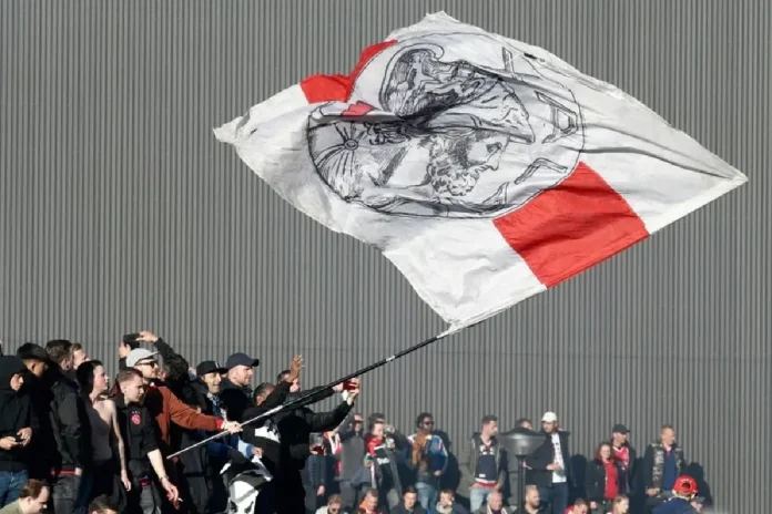 Des supporters de l'Ajax avec le logo du club