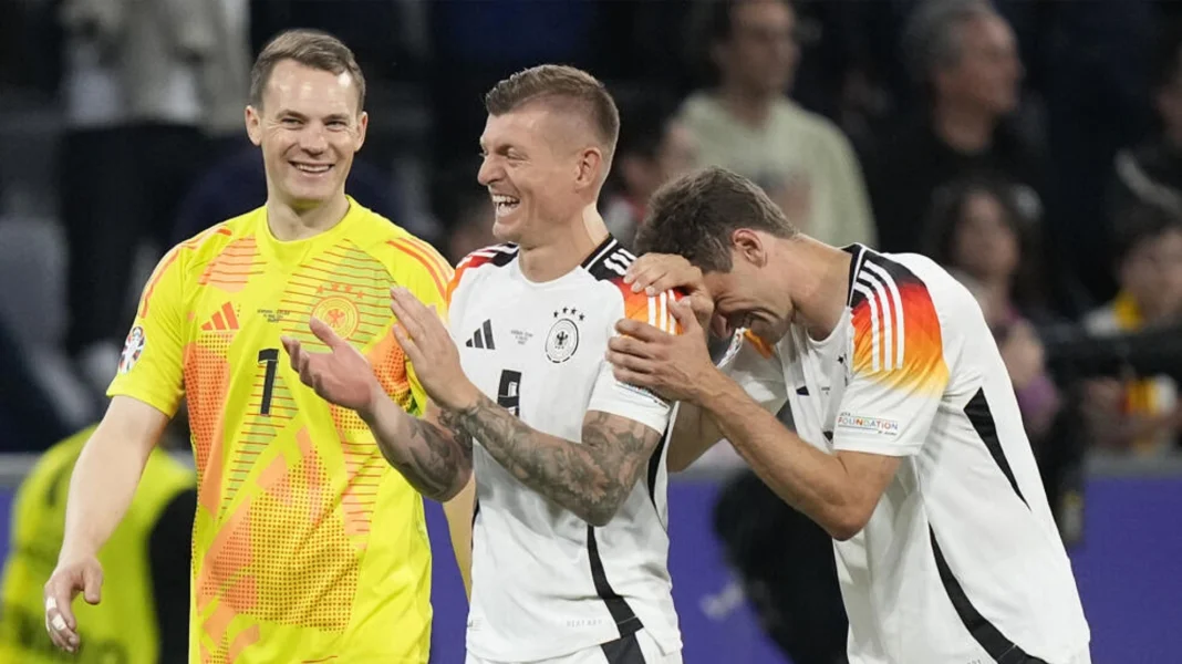 Les joueurs de la Mannschaft, Manuel Neuer, Toni Kroos et Thomas MÃ¼ller, Ã  la fin du match d'ouverture Euro 2024 contre l'Ecosse, le 14 juin 2024. L'Allemagne gagne le match 5-1. Â© Matthias Schrader/AP