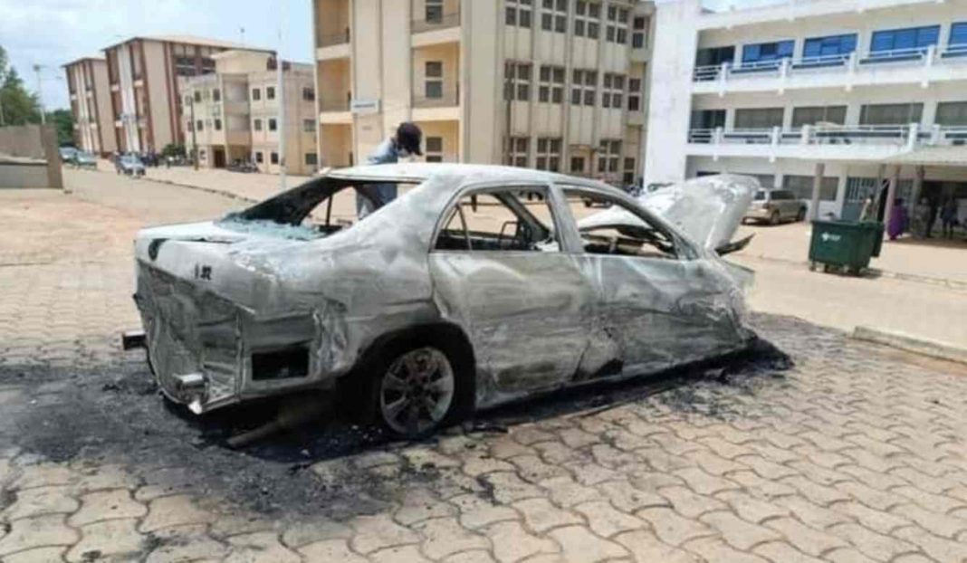 La voiture d'un pasteur brulÃ© Ã  l'UAC