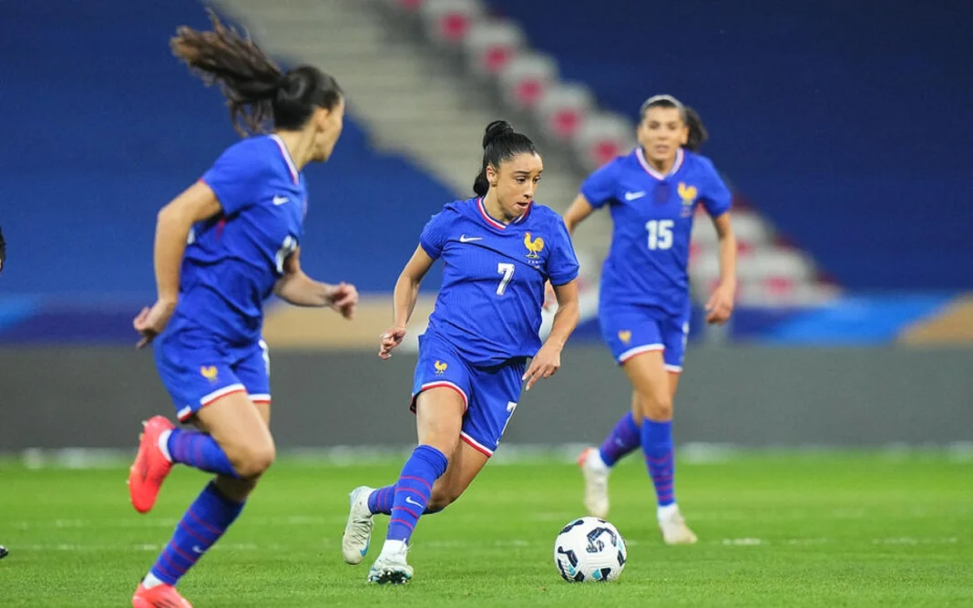 Sakina Karchaoui et les Bleues vont connaÃ®tre leurs adversaires Ã  l'Euro 2025 ce lundi soir (Photo by Hugo Pfeiffer/Icon Sport)