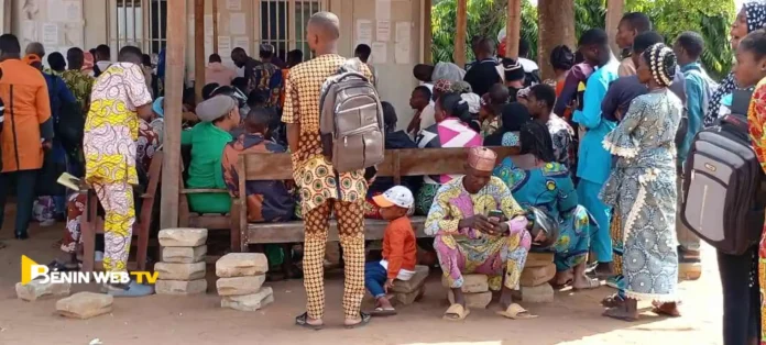 Des Usagers de l'ANIP attendant la correction de leurs donnÃ©es aÌ€ la Mairie d'Abomey-Calavi